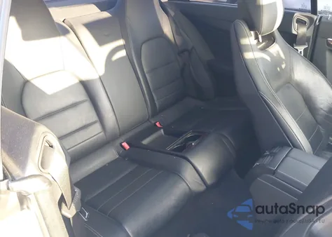 2010 Mercedes-Benz E 550 z USA, uszkodzony, nr VIN WDDKJ7CB1AF035971